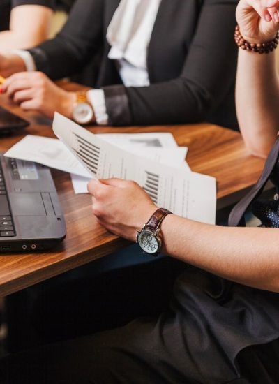 colegas-cooperando-oficina_23-2147650824