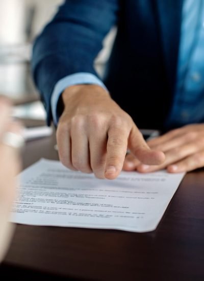primer-plano-asesor-financiero-que-senala-lugar-firma-contrato_637285-10887
