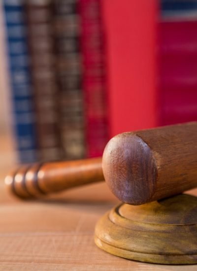 primer-plano-mazo-jueces_1252-734